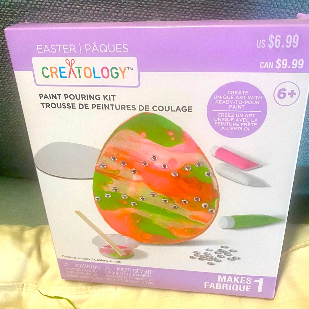 NWT…paint pouring kit!!! Comes with everything that you need to complete